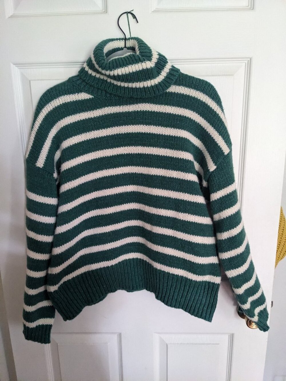 Green & White Striped oversized turtleneck sweater size M nostalgiacore